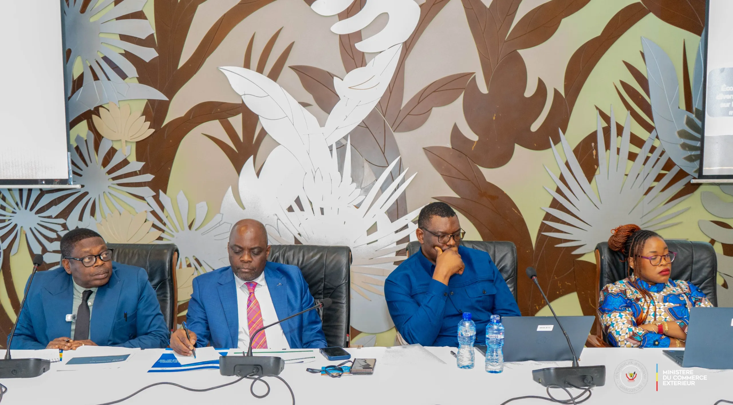 COOPÉRATION RDC-BANQUE MONDIALE :  ATELIER DE DIALOGUE AVEC LES SECTEURS DES TRANSPORTS  ET DU COMMERCE EXTÉRIEUR  DANS LE CADRE DE PRÉPARATION DU CADRE DE PARTENARIAT PAYS DE LA BANQUE MONDIALE POUR LA PÉRIODE 2027- 2036